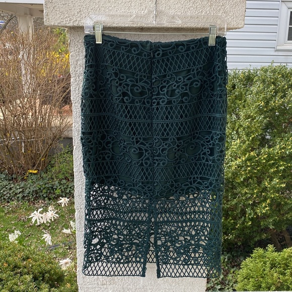 Express forest green lace skirt NWOT Size - 6 - Picture 2 of 2